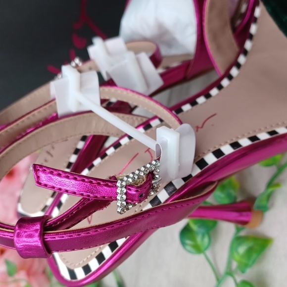 Betsey Johnson Carlos Fuchsia Heel NIB - Picture 6 of 11